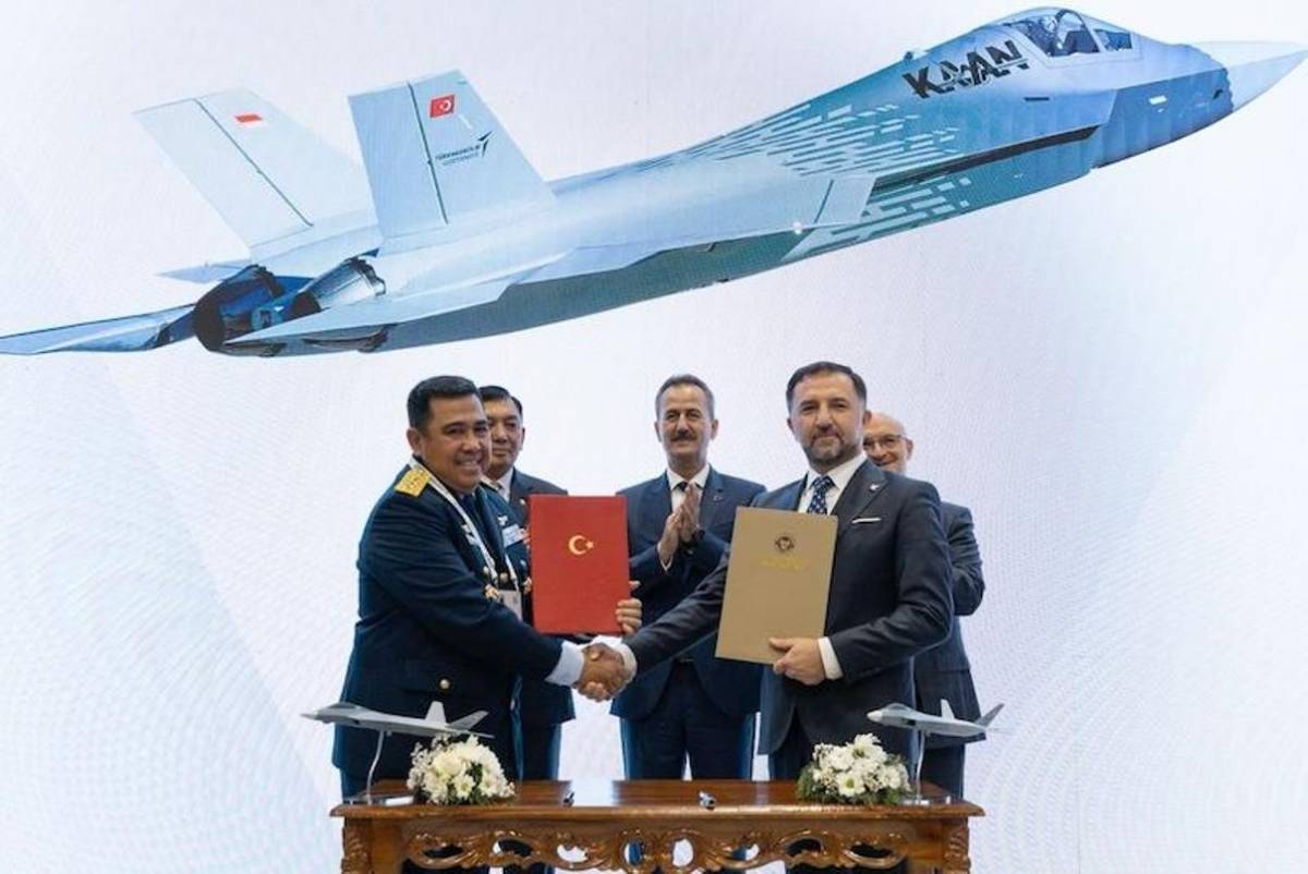 Firma del contrato entre Indonesia y TAI durante IDEF 2025. (foto: TAI) Firma del contrato entre Indonesia y TAI durante IDEF 2025. (foto: TAI)