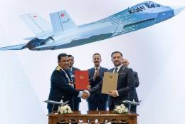 Firma del contrato entre Indonesia y TAI durante IDEF 2025. (foto: TAI)