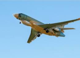 El nuevo �Falcon� 8X Archange despegando, se aprecia bajo el fuselaje el sistema CUGE.  (foto DGA)  