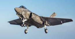 Un Lockheed Martin F-35C Lightning II del Escuadr�n de Caza 125 �Rough Raiders� en maniobra de aterrizaje. (Foto: US Navy)