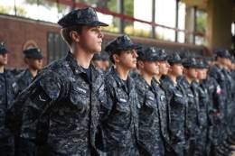 Cadetes de la Armada de Chile con el nuevo uniforme pixelado. (foto: Armada de Chile)