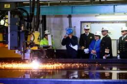 Corte de la primera plancha de acero. (foto: Armada de Chile)