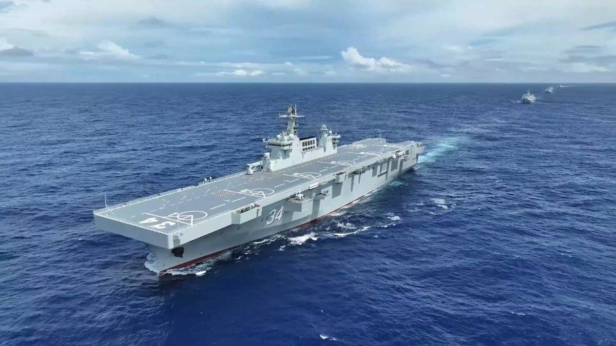 El nuevo LHD Hubei navegando, con la cubierta de vuelo totalmente vaca.