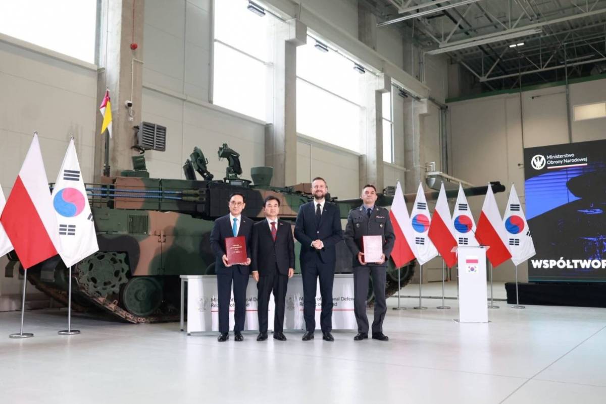 Imagen de la firma del encargo de 180 MBT, al fondo uno de los actuales K2 del Ejrcito de Tierra de Polonia, el ms alto es el ministro Kosiniak-Kamysz. (foto Ministerio Nacional de Defensa de Polonia)
