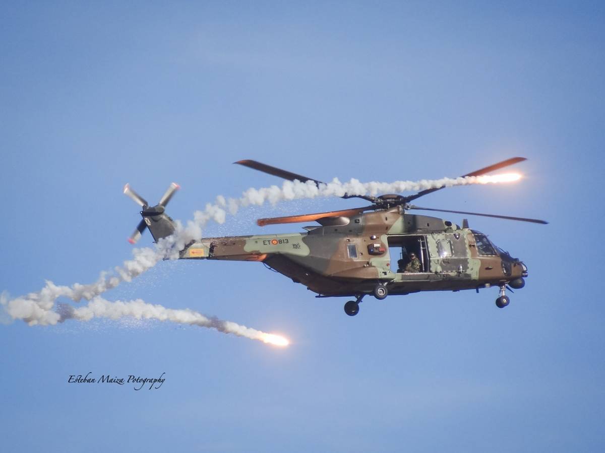 Un helicóptero NH90 Sarrio de las FAMET del Ejército de Tierra dispensando bengalas. (foto: Esteban Maiza) Un helicóptero NH90 Sarrio de las FAMET del Ejército de Tierra dispensando bengalas. (foto: Esteban Maiza)