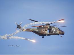 Un helicptero NH90 Sarrio de las FAMET del Ejrcito de Tierra dispensando bengalas. (foto: Esteban Maiza)
