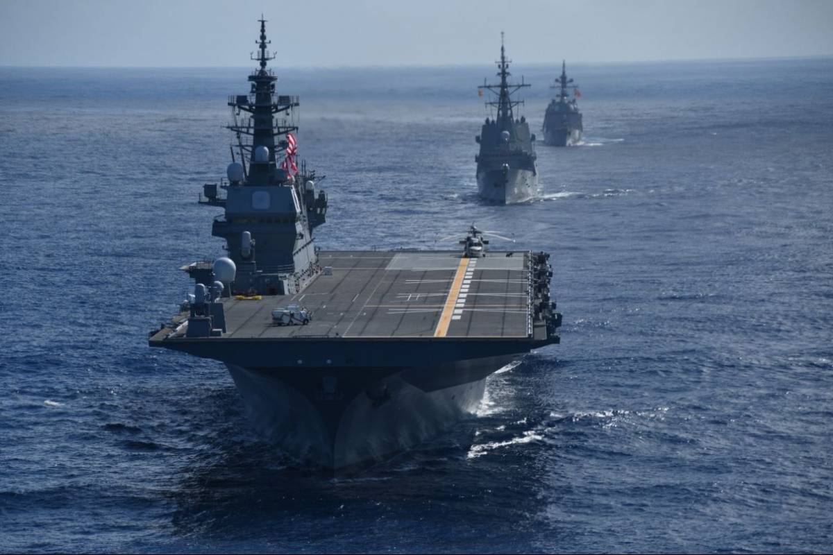 El portaaviones ‘Kaga’ seguido de la fragata española “Blas de Lezo” navegando en formación en el Pacifico. (foto UK Carrier Strike Group) El portaaviones ‘Kaga’ seguido de la fragata española “Blas de Lezo” navegando en formación en el Pacifico. (foto UK Carrier Strike Group)