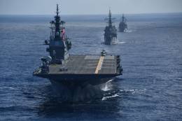 El portaaviones Kaga seguido de la fragata espaola Blas de Lezo navegando en formacin en el Pacifico. (foto UK Carrier Strike Group)