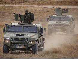 Dos VAMTAC UROVESA del Ejrcito de Tierra durante unas maniobras. (foto: Esteban Maiza)