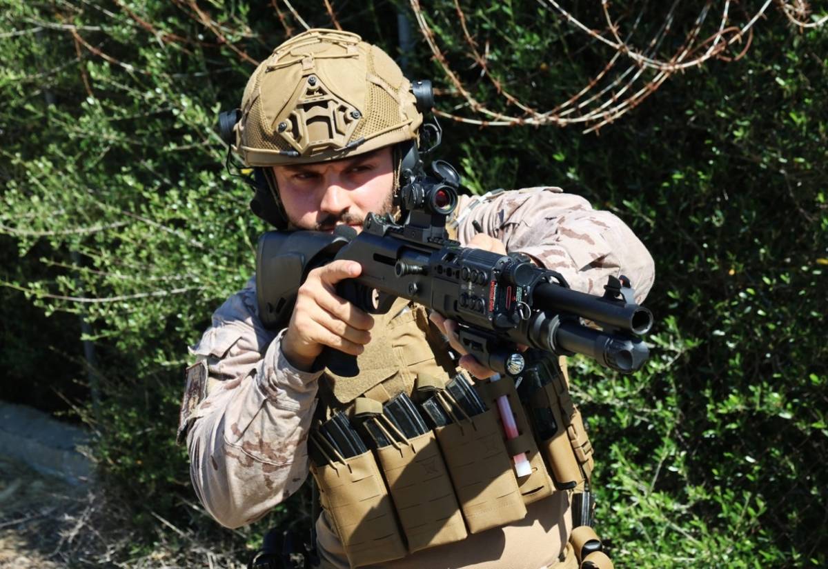 Un miembro de la BRIMAR-TEAR con su nueva escopeta Benelli M4A1 (foto: José Antonio Almarza) Un miembro de la BRIMAR-TEAR con su nueva escopeta Benelli M4A1 (foto: José Antonio Almarza)