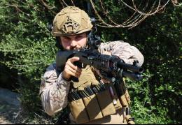 Un miembro de la BRIMAR-TEAR con su nueva escopeta Benelli M4A1 (foto: Jos Antonio Almarza)