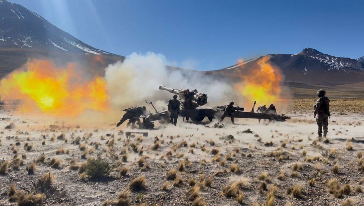 Momento del disparo con un obús Soltam M-71. (foto: Ejército de Chile) Momento del disparo con un obús Soltam M-71. (foto: Ejército de Chile)