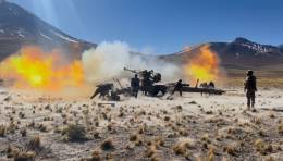 Momento del disparo con un ob�s Soltam M-71. (foto: Ej�rcito de Chile)
