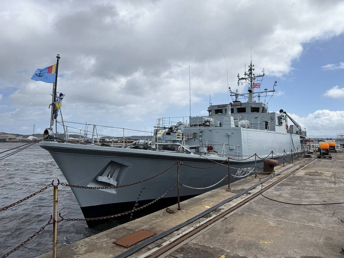 El MCM Capitan Constantin Dumitrescu lleva izado en proa el pabelln de la Marina Militar de Rumania. (foto Forțele Navale Romne)