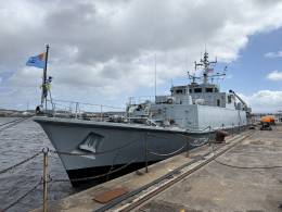 El MCM Capitan Constantin Dumitrescu lleva izado en proa el pabelln de la Marina Militar de Rumania. (foto Forțele Navale Romne)