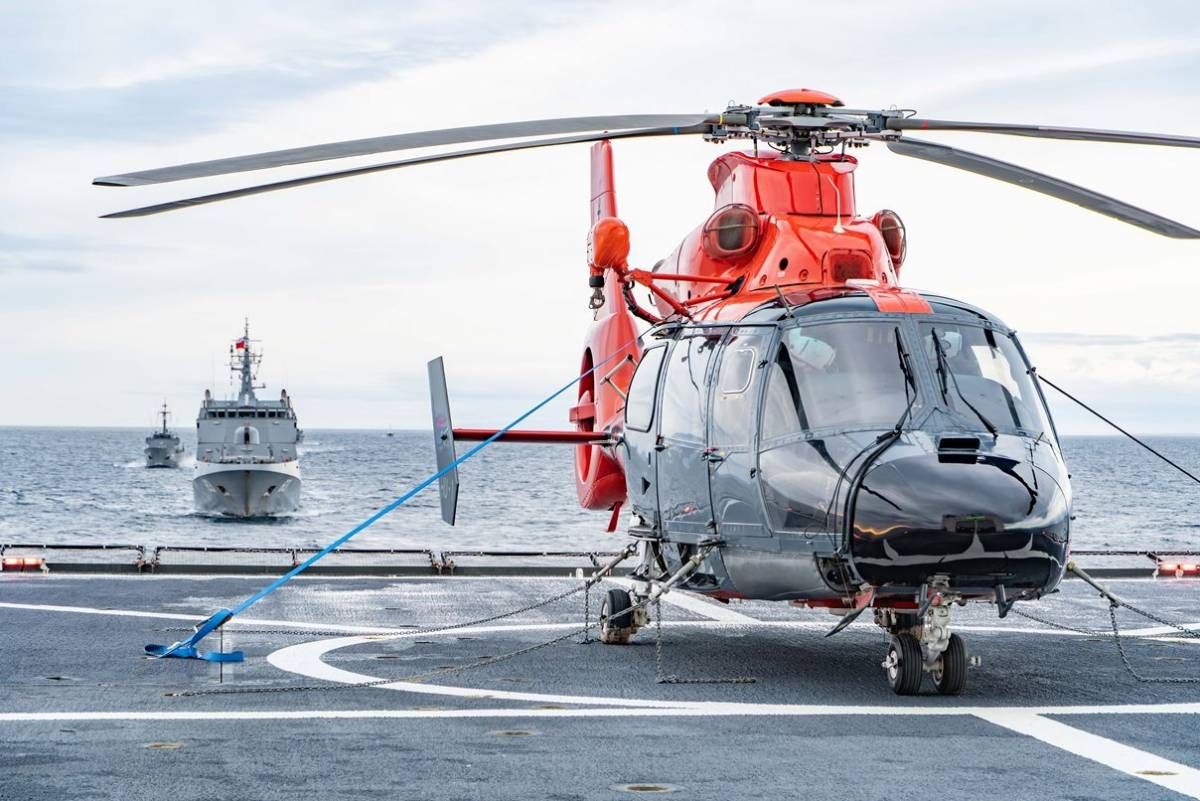 Un helicóptero embarcado y varias unidades de la Armada de Chile. (foto: Juan Pablo Villablanca Toro, Periodista de la Tercera Zona Naval.) Un helicóptero embarcado y varias unidades de la Armada de Chile. (foto: Juan Pablo Villablanca Toro, Periodista de la Tercera Zona Naval.)