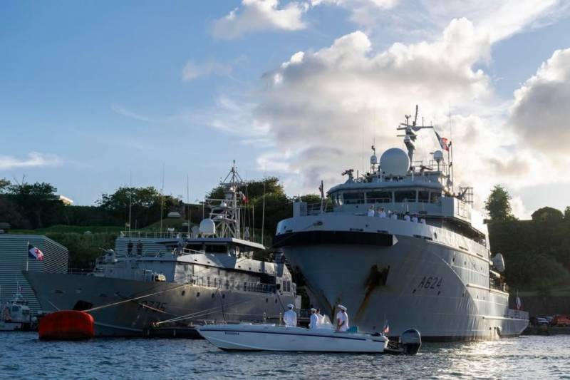 Revista naval a los buques PAG La Combattante (P735) y el buque de apoyo y asistencia en ultramar Dumont d Revista naval a los buques PAG La Combattante (P735) y el buque de apoyo y asistencia en ultramar Dumont d