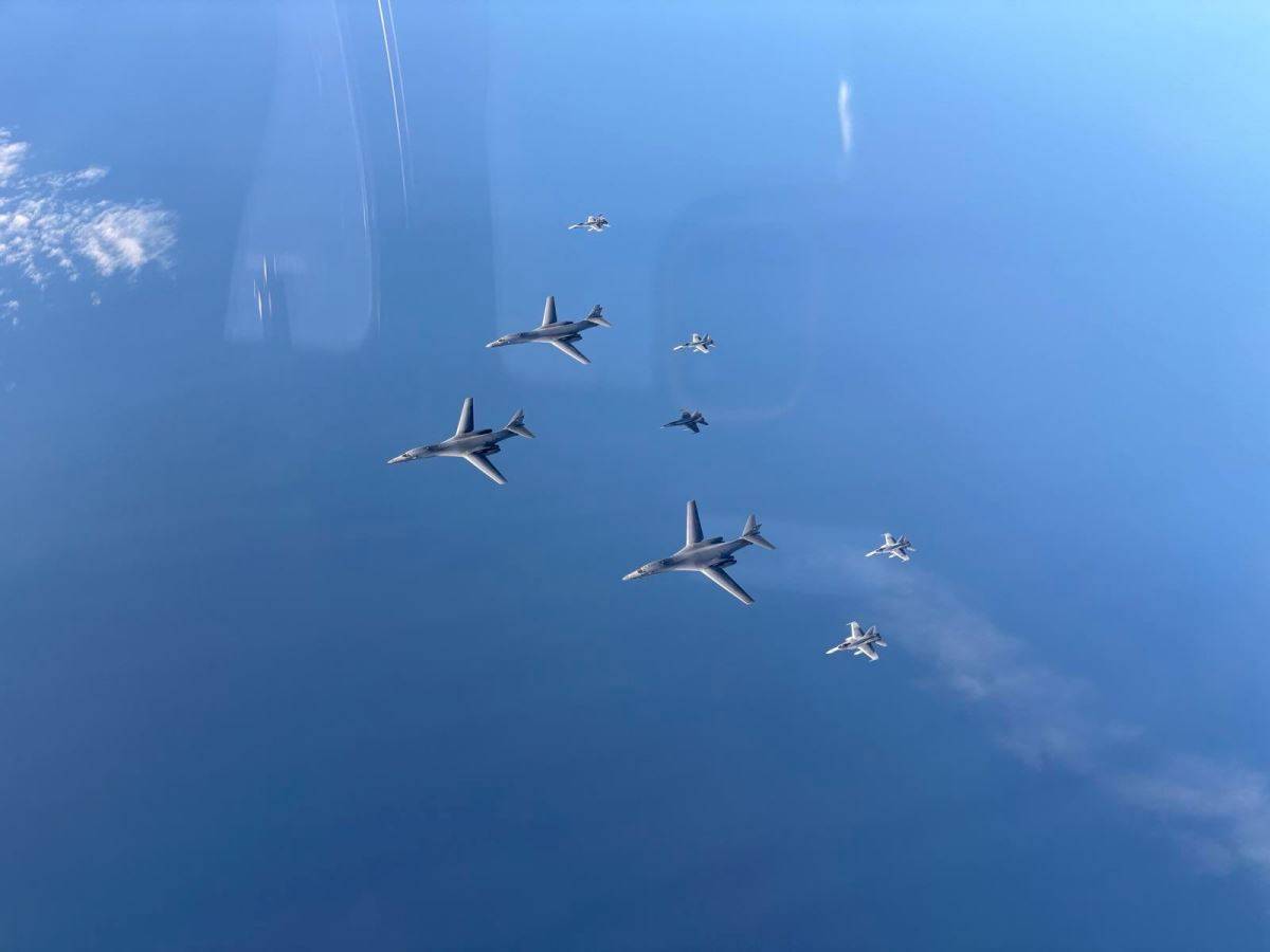 Formación de tres bombarderos B-1B con cuatro EF-18M españoles. (foto Ejército del Aire y del Espacio) Formación de tres bombarderos B-1B con cuatro EF-18M españoles. (foto Ejército del Aire y del Espacio)