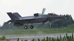 Uno de los primeros F-35B de la JASDF aterrizando por primera vez en Japn. (foto JASDF)