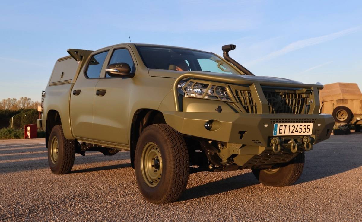 La alta suspensión del VMTT del Ejército de Tierra español se aprecia en esta imagen. La alta suspensión del VMTT del Ejército de Tierra español se aprecia en esta imagen.