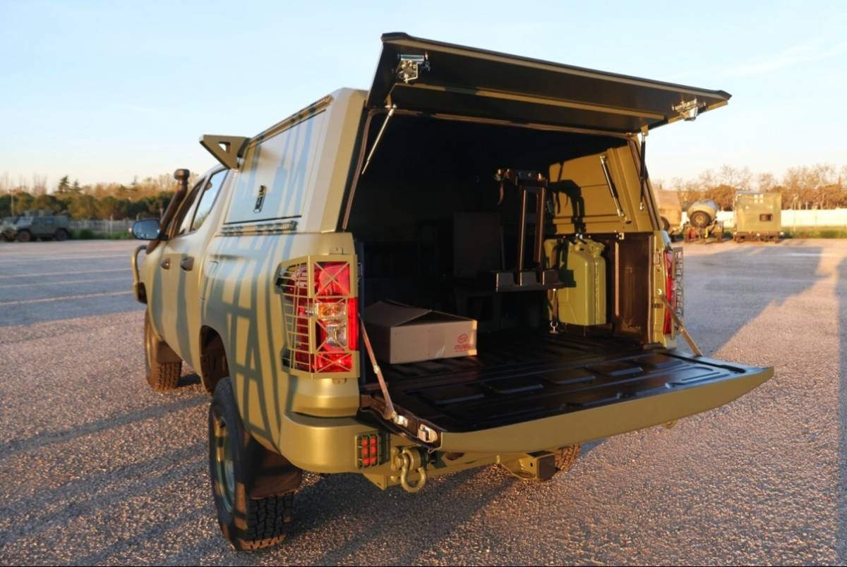 La amplia caja del Iturri “Landtreck” abierta, se aprecia uno de los soportes para armamento largo individual y una petaca, que vienen instalados de serie. La amplia caja del Iturri “Landtreck” abierta, se aprecia uno de los soportes para armamento largo individual y una petaca, que vienen instalados de serie.