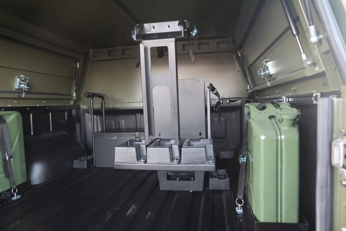 Interior de la caja Iturri “Landtreck”, pueden verse los soportes de armamento y de sendas petacas, que vienen de serie. Interior de la caja Iturri “Landtreck”, pueden verse los soportes de armamento y de sendas petacas, que vienen de serie.