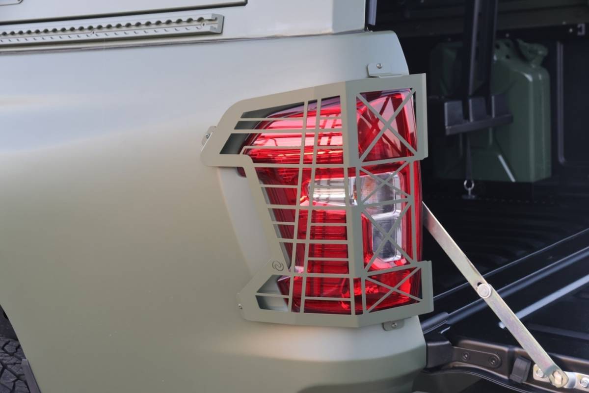 Detalle de la protección de las ópticas traseras del Iturri “Landtreck”. Detalle de la protección de las ópticas traseras del Iturri “Landtreck”.