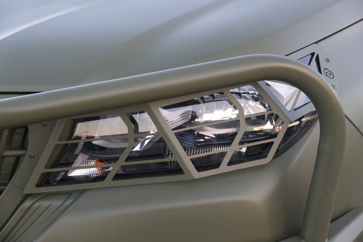 El Iturri “Landtreck” esta dotado de unas potentes defensas, y sus ópticas dotadas de protección. El Iturri “Landtreck” esta dotado de unas potentes defensas, y sus ópticas dotadas de protección.