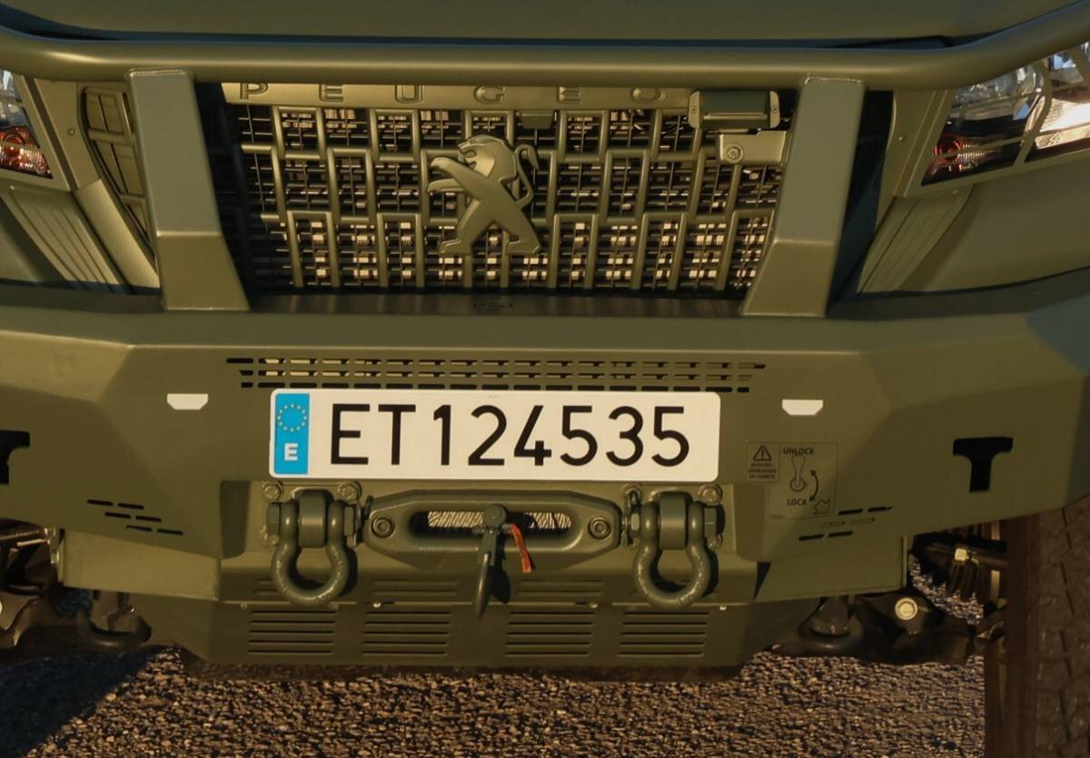 Frontal del Iturri “Landtreck”, en la parte inferior el cabrestante y los enganches para su remolque y alzado mediante eslingas. Frontal del Iturri “Landtreck”, en la parte inferior el cabrestante y los enganches para su remolque y alzado mediante eslingas.