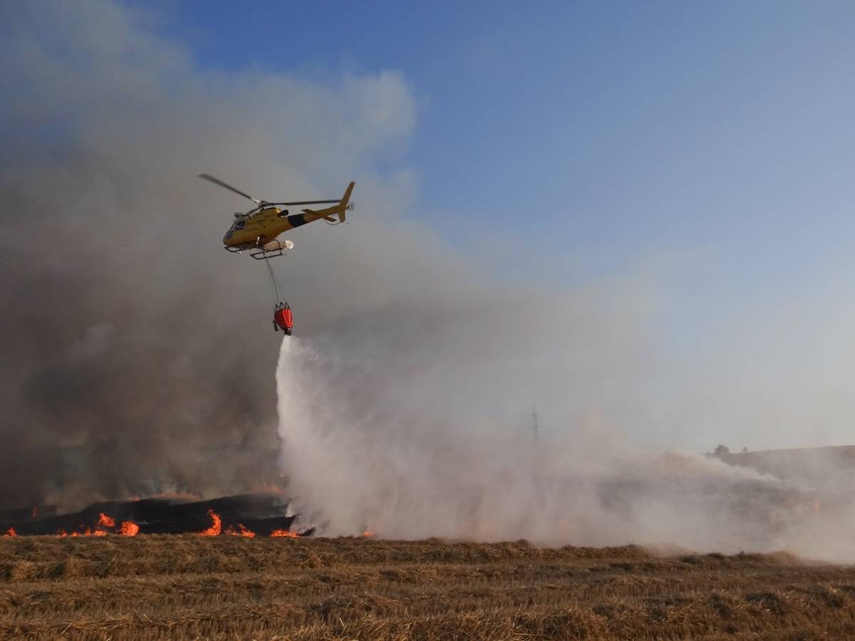Un helicptero trabajando en un incendio forestal. (foto: Esteban Maiza)