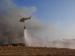 Un helicptero trabajando en un incendio forestal. (foto: Esteban Maiza)