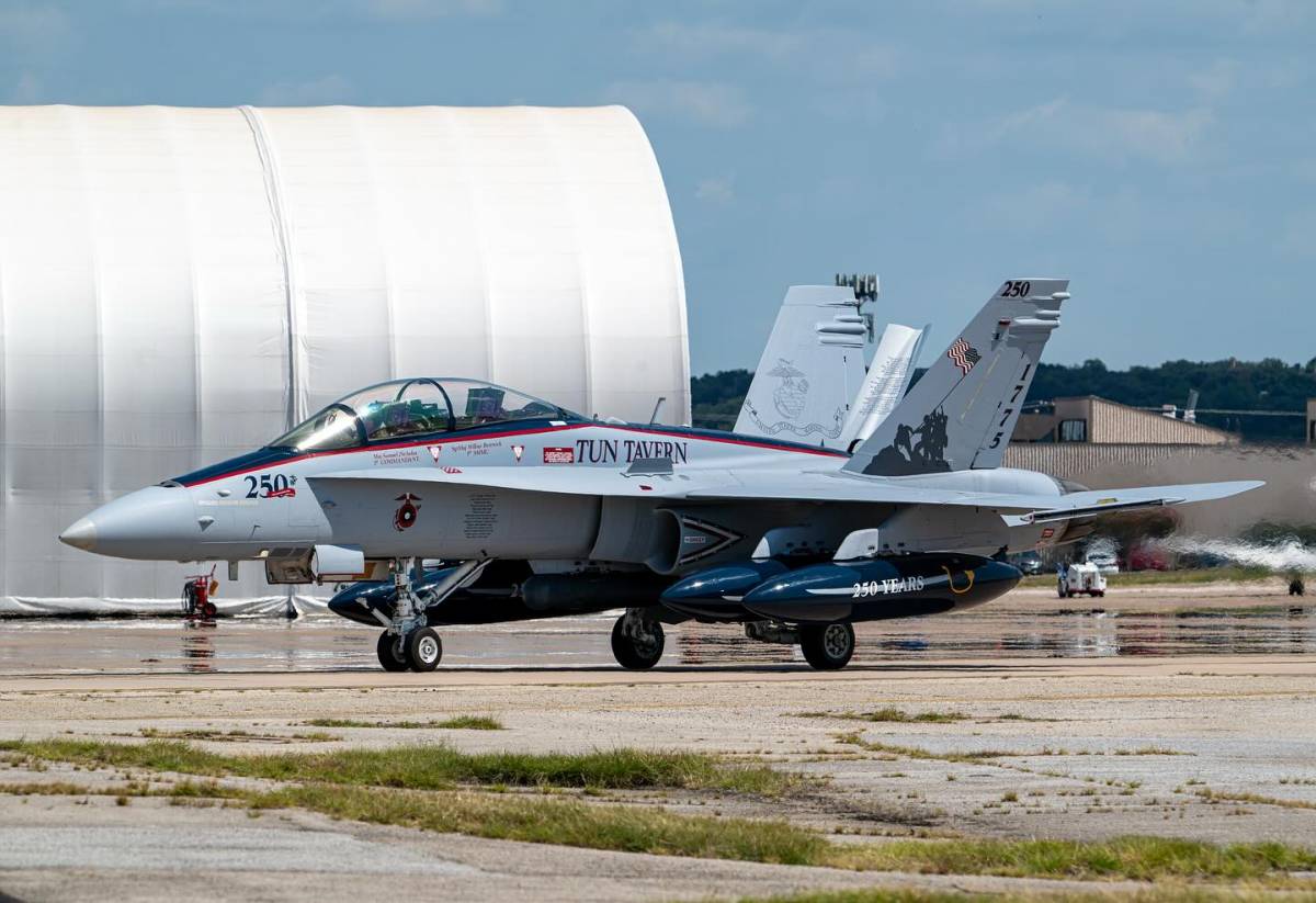 El espectacular F/A-18D del VMFA-112, que celebra el 250º aniversario de los Marines de los Estados Unidos. (foto sargento Eric Kilpatrick USMC) El espectacular F/A-18D del VMFA-112, que celebra el 250º aniversario de los Marines de los Estados Unidos. (foto sargento Eric Kilpatrick USMC)