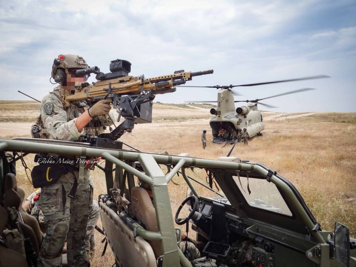Un operador del MOE dando seguridad con la ametralladora MG-5 del vehículo Neton durante un repostaje con un helicóptero Chinook. (foto: Esteban Maiza) Un operador del MOE dando seguridad con la ametralladora MG-5 del vehículo Neton durante un repostaje con un helicóptero Chinook. (foto: Esteban Maiza)