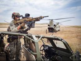 Un operador del MOE dando seguridad con la ametralladora MG-5 del vehculo Neton durante un repostaje con un helicptero Chinook. (foto: Esteban Maiza)