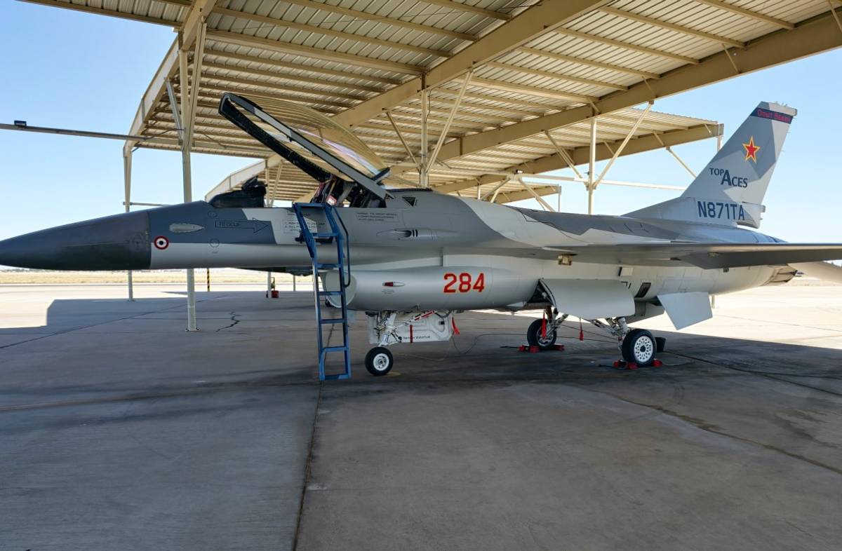 El F-16 de Top Aces matrcula N871TA, pintado con el esquema de pintura de los Su-57.  (Foto Top Aces)