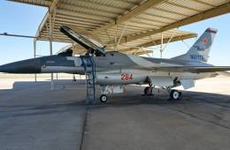 El F-16 de Top Aces matr�cula N871TA, pintado con el esquema de pintura de los Su-57.  (Foto Top Aces)