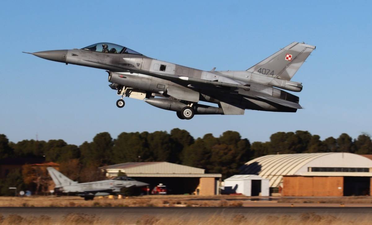 Uno de los F-16C de la Fuerza Aérea de Polonia aterrizando en Albacete, durante una participación en un curso TLP. (foto Julio Maíz) Uno de los F-16C de la Fuerza Aérea de Polonia aterrizando en Albacete, durante una participación en un curso TLP. (foto Julio Maíz)