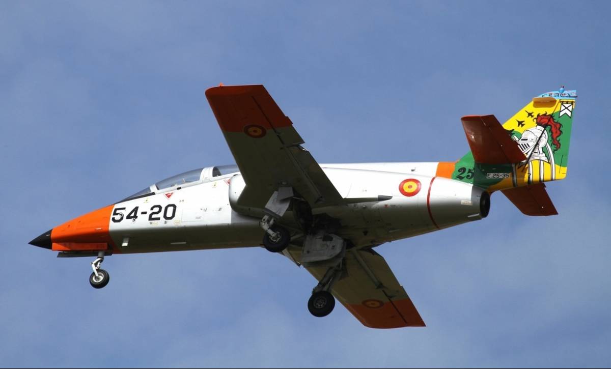 Uno de los C-101 del CLAEX, que está además pintado especialmente en 2016 para conmemorar los 25 años de actividad del Centro. (foto Julio Maíz) Uno de los C-101 del CLAEX, que está además pintado especialmente en 2016 para conmemorar los 25 años de actividad del Centro. (foto Julio Maíz)