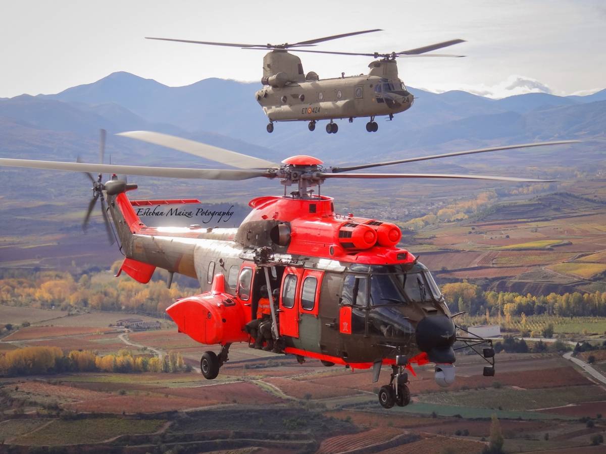 Un Cougar del BHELEME II volando en patrulla con un Chinook del BHELTRA V. (foto: Esteban Maiza) Un Cougar del BHELEME II volando en patrulla con un Chinook del BHELTRA V. (foto: Esteban Maiza)