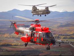 Un Cougar del BHELEME II volando en patrulla con un Chinook del BHELTRA V. (foto: Esteban Maiza)