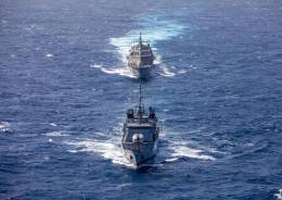 El buque de combate litoral USS Milwaukee (LCS-5) y la fragata francesa FS Germinal (F735) realizan un ejercicio martimo bilateral en el mar Caribe. (Foto: US Navy)