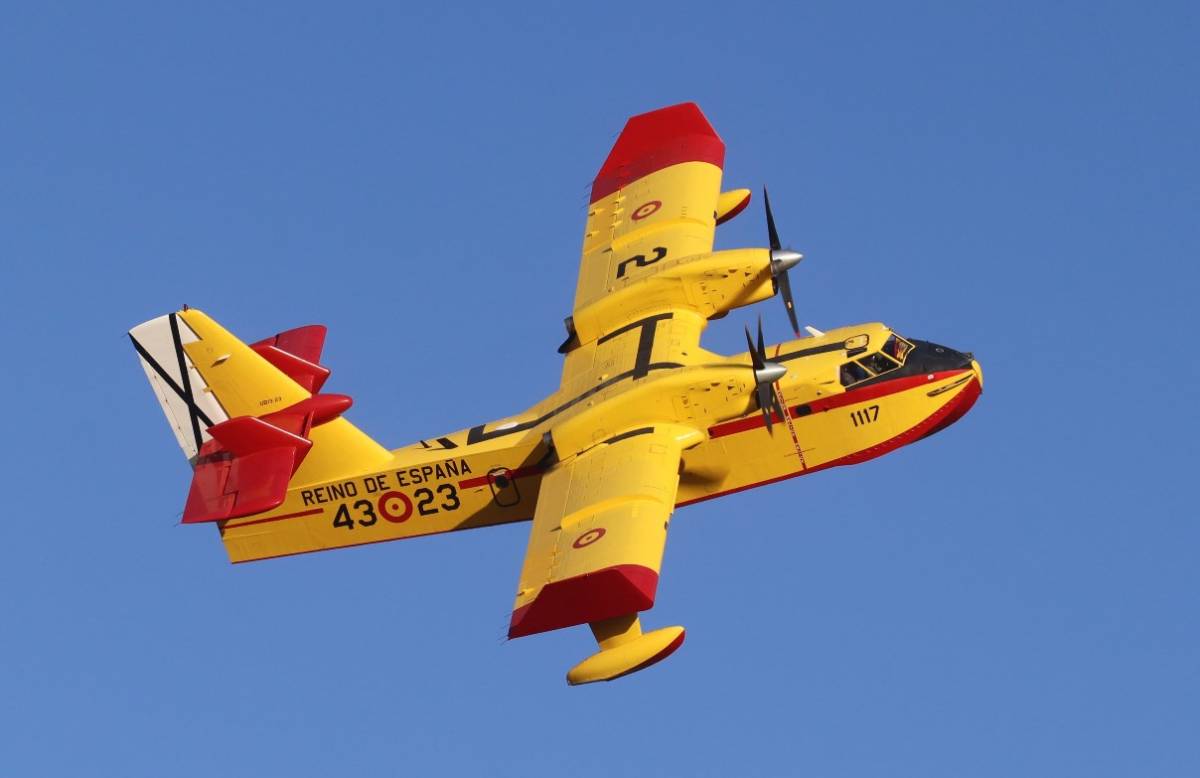 Uno de los CL-415 del 43 Grupo de Fuerzas Aéreas sobrevolando Torrejón. (foto Julio Máiz) Uno de los CL-415 del 43 Grupo de Fuerzas Aéreas sobrevolando Torrejón. (foto Julio Máiz)