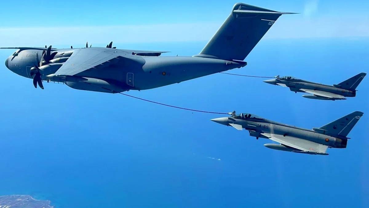 Uno de los A400M del Ala 31 repostando aviones de combate del Ala 14. (Foto Estado Mayor de la Defensa)