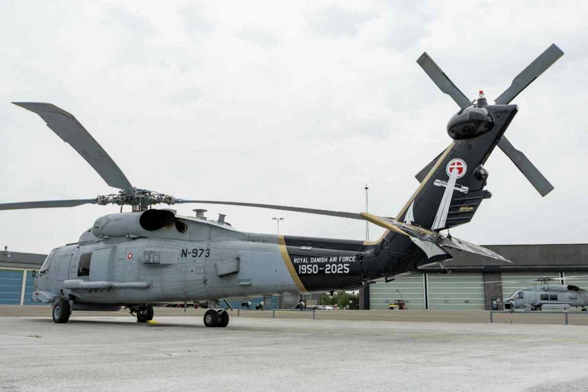 El MH-60R del Esk 723 pintado con la decoración especial destaca el gran ancla pintado en la cola del helicóptero. (foto Sjøforsvaret) El MH-60R del Esk 723 pintado con la decoración especial destaca el gran ancla pintado en la cola del helicóptero. (foto Sjøforsvaret)