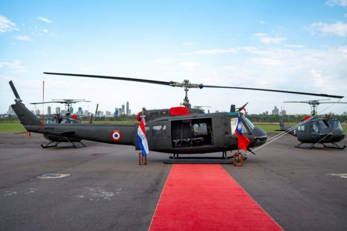 Acto de recepcin de los cuatro helicpteros Bell UH-1H donados por Taiwn a Fuerza Area Paraguaya.