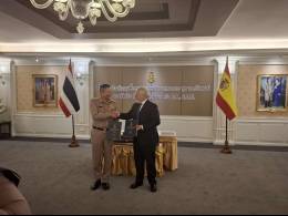 Gonzalo Mateo-Guerrero, Director de Operaciones y Negocios de Navantia, y el Almirante Jirapol Wongwit, Comandante Jefe de la Marina Tailandesa.