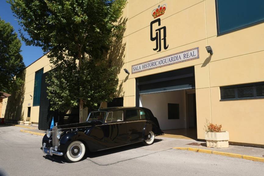 Uno de los Rolls Royce “Phantom” IV frente a la entada de la Sala Histórica de la Guardia Real.