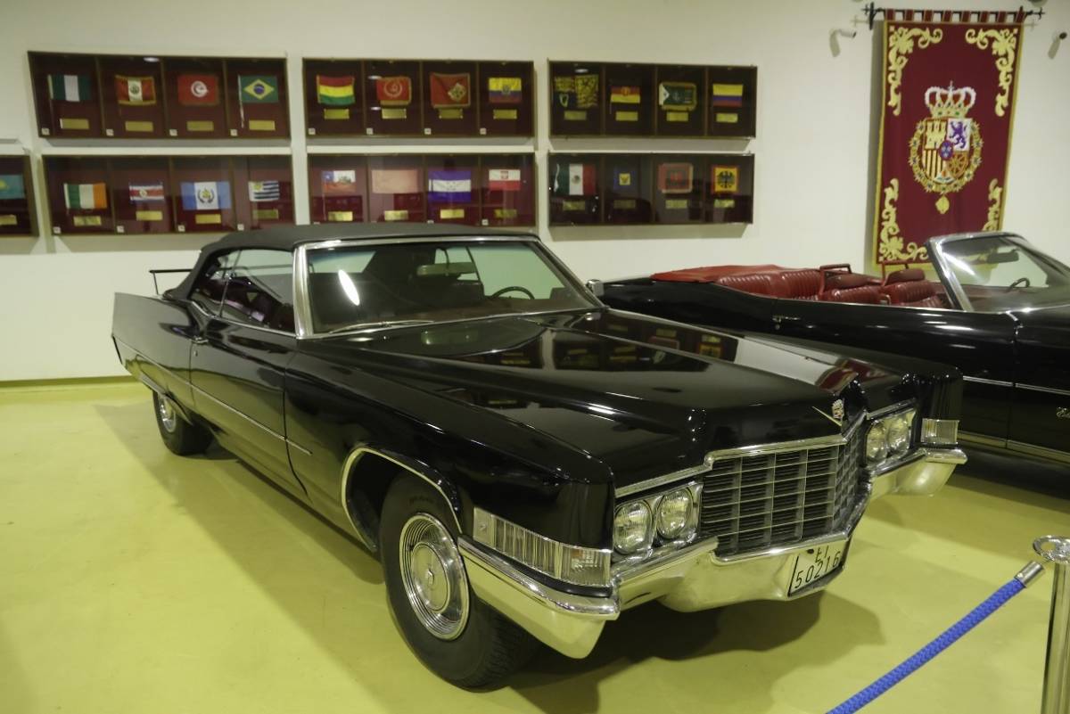 Entre los varios coches Cadillac, que emplea la Guardia Real, se cuenta con uno de dos puertas del modelo “DeVille”. Entre los varios coches Cadillac, que emplea la Guardia Real, se cuenta con uno de dos puertas del modelo “DeVille”.