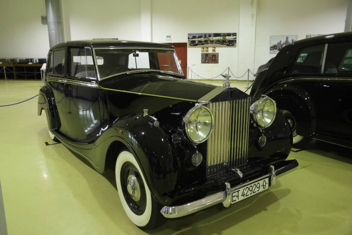 El Rolls Royce “Silver Wraith”, similar a los “Phantom” IV, que llego a la vez que éstos, y se usó como coche de respeto. El Rolls Royce “Silver Wraith”, similar a los “Phantom” IV, que llego a la vez que éstos, y se usó como coche de respeto.