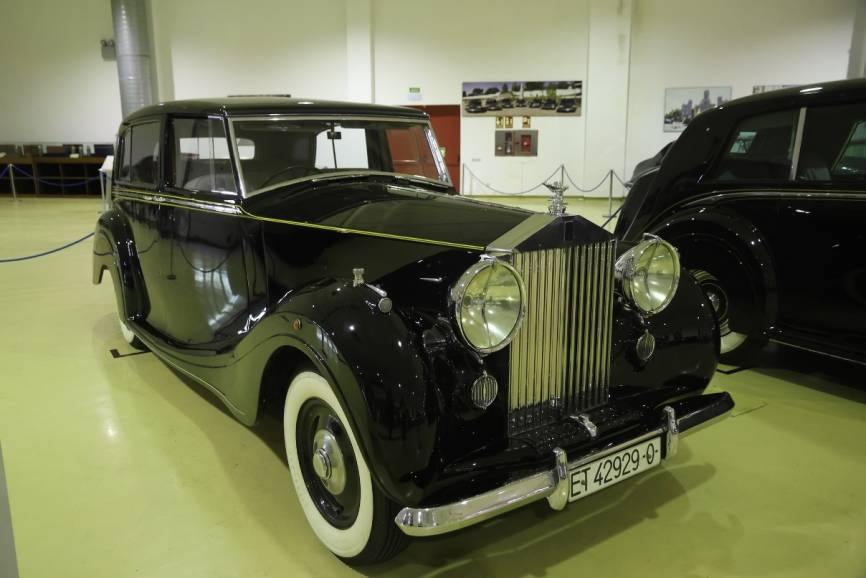 El Rolls Royce “Silver Wraith”, similar a los “Phantom” IV, que llego a la vez que éstos, y se usó como coche de respeto.
